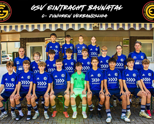 Jugendfußballteam des GSV Eintracht Baunatal in blauen Trikots vor Vereinsgebäude.