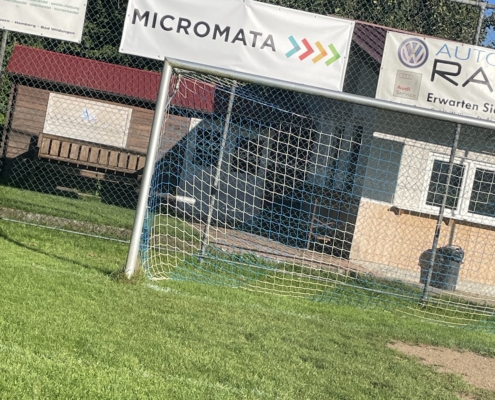 Werbebanner von Micromata am Fußballtor auf einem Sportplatz