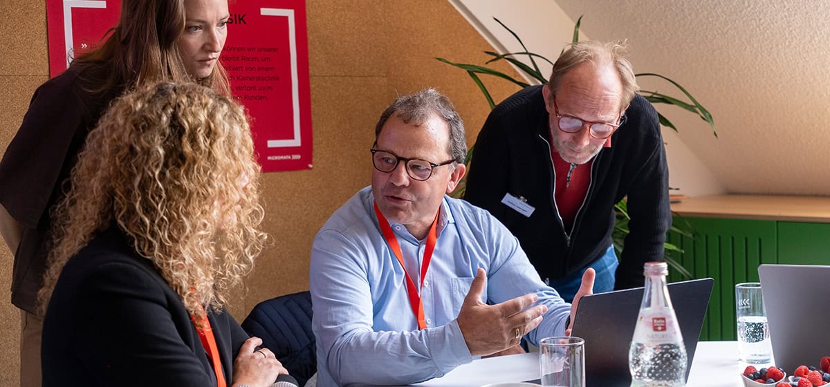 Im Gespräch auf der AI Connect im Mai 2026 bei Micromata KI-Tutor:innen von Micromata und Vertreter:innen des Deutschen Wirtschaftsrats Hessen im Gespräch auf der AI Connect im Mai 2026 bei Micromata.