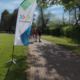 Micromata-Flagge im Park mit Gruppe von Menschen