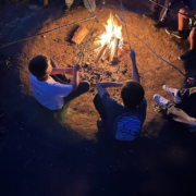 Schnappschuss Erlebniswoche Projekt "Spurwechsel": Abendliches Stockbrotbacken am Lagerfeuer